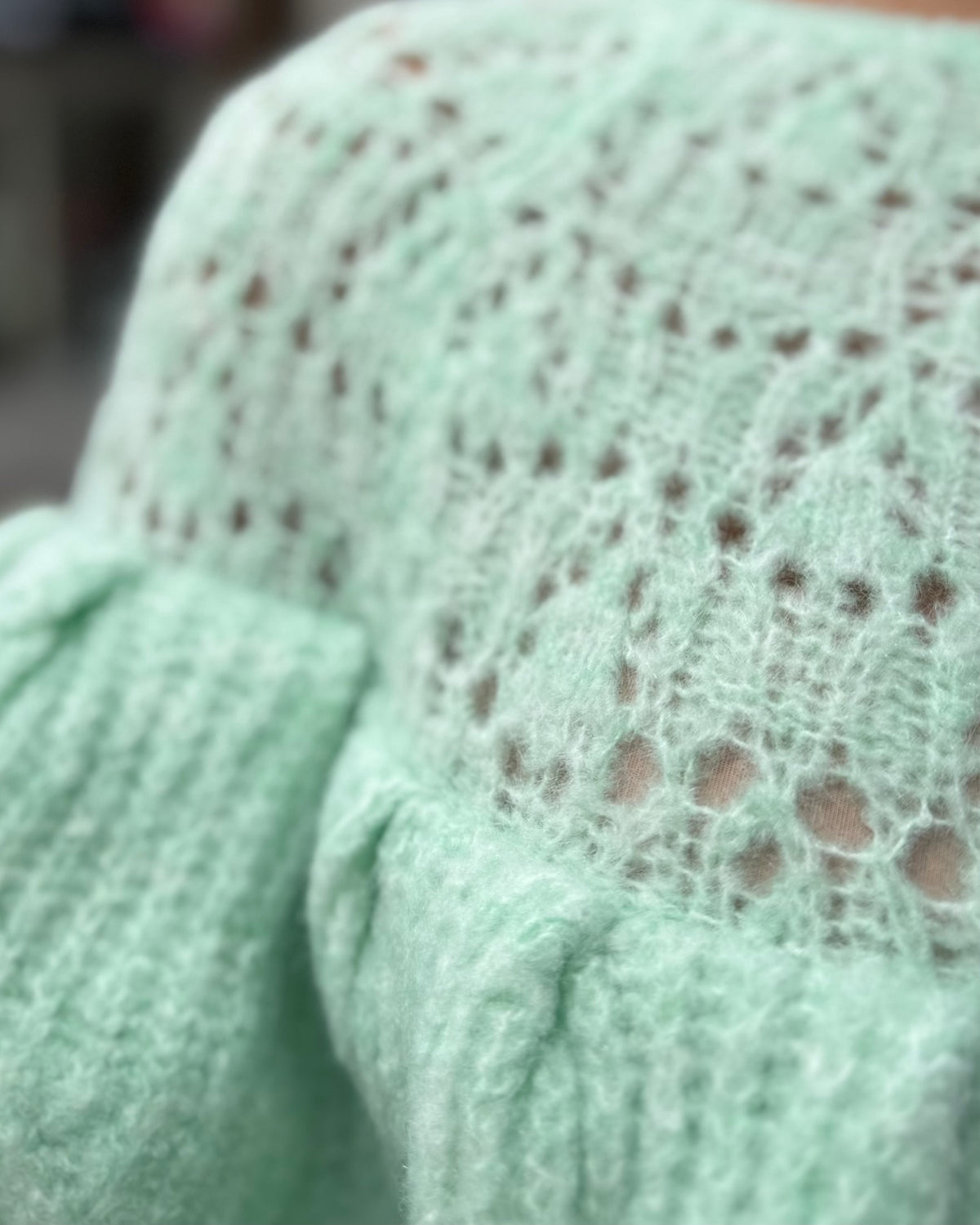 Pull turquoise avec volants