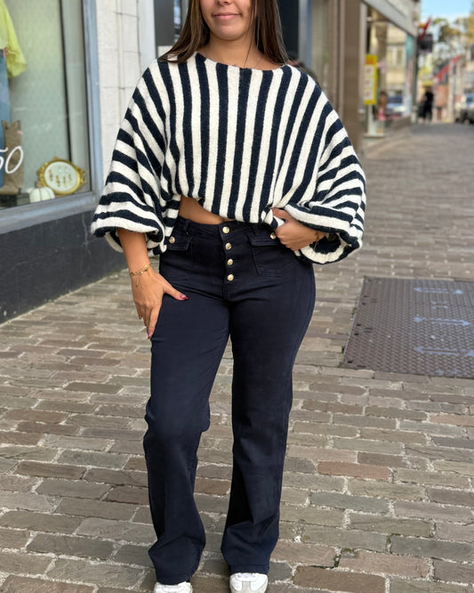 Tenue avec pull à rayures bleues et écrues et jean wide leg bleu marine à boutons dorés