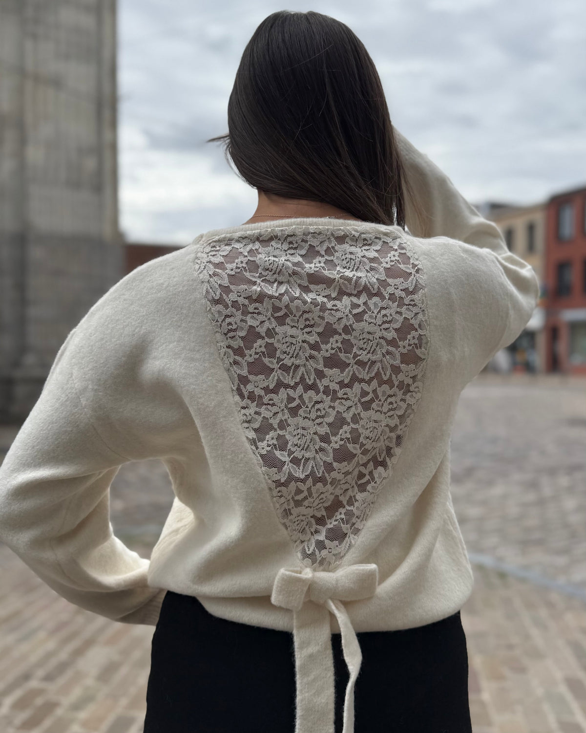 Pull crème dos dentelle