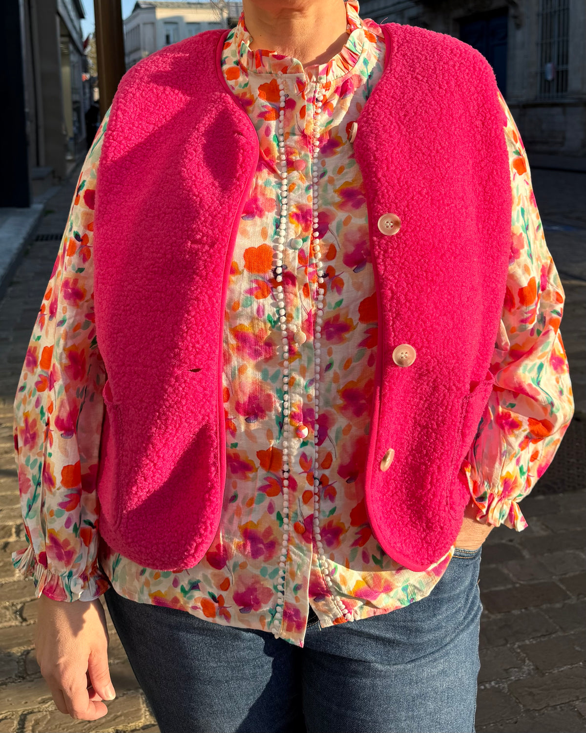 Chemisier fleuri multicolore femme porté avec gilet sans manches rose