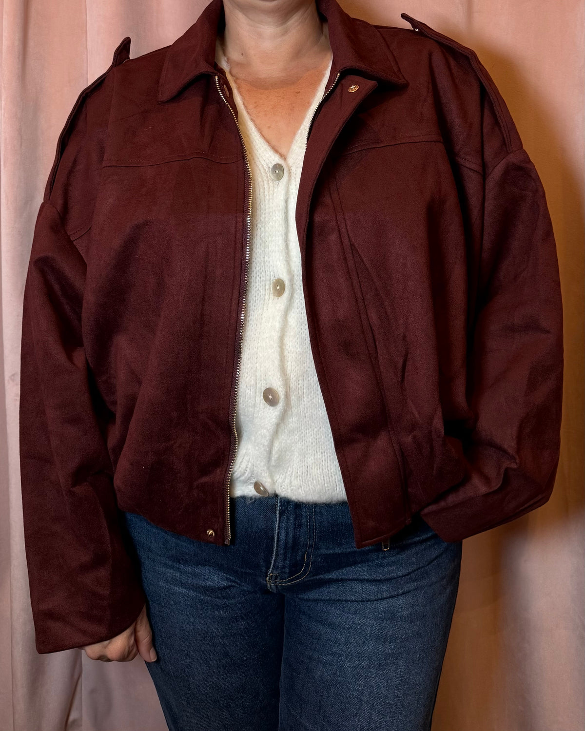 Veste bordeaux femme portée sur blouse écrue