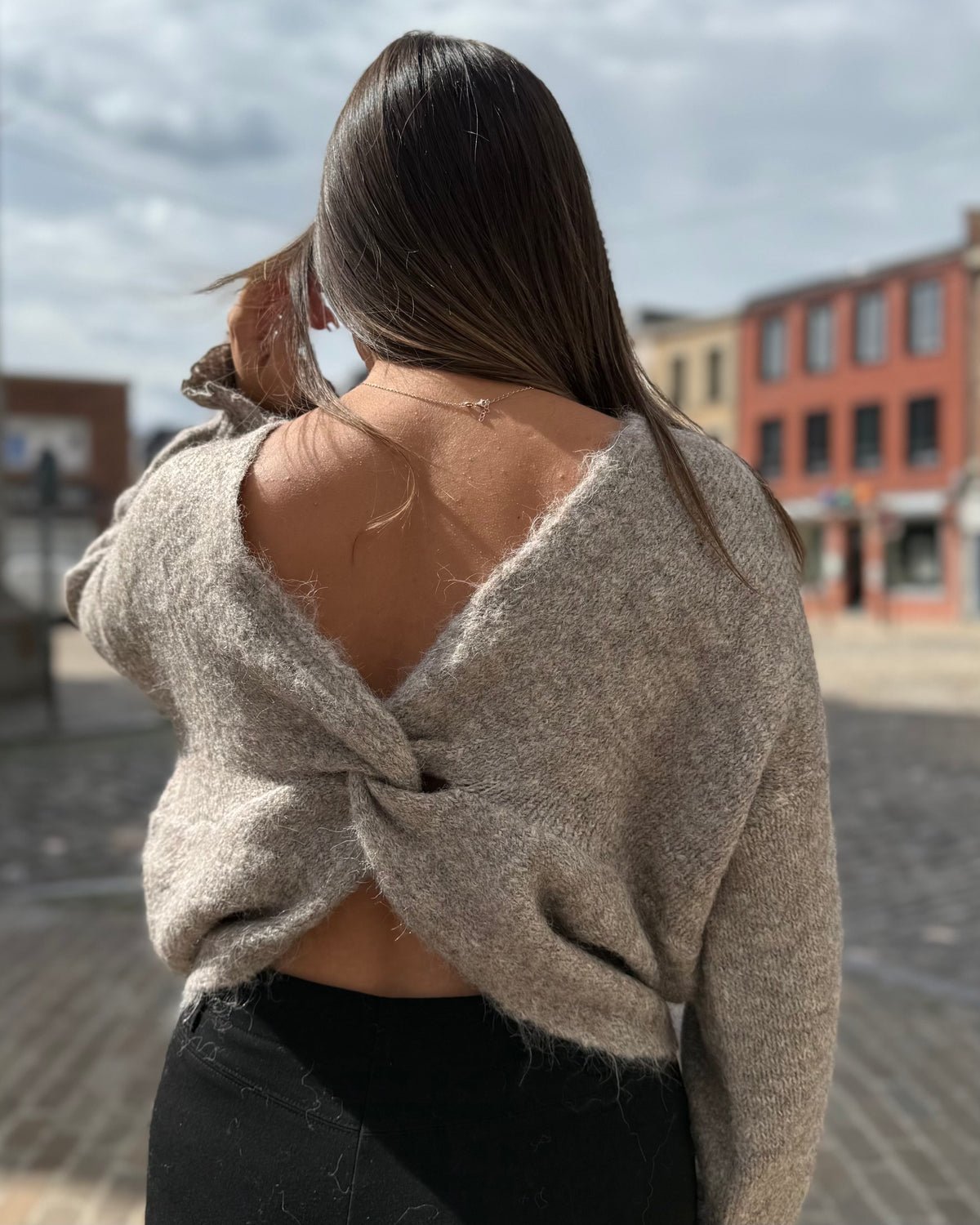 Pull taupe dos ouvert