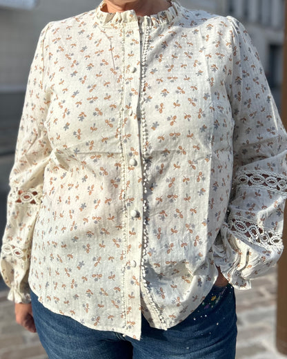 Chemise fleuris et dentelle
