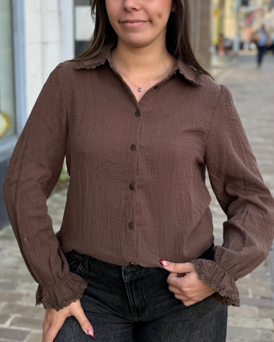 Chemise marron en gaze de coton portée avec un jean noir, vue de face