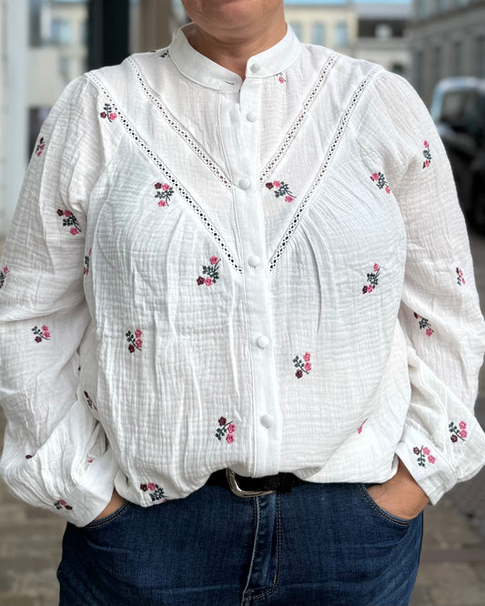 Chemise blanche en gaze de coton à fleurs brodées, portée avec un jean