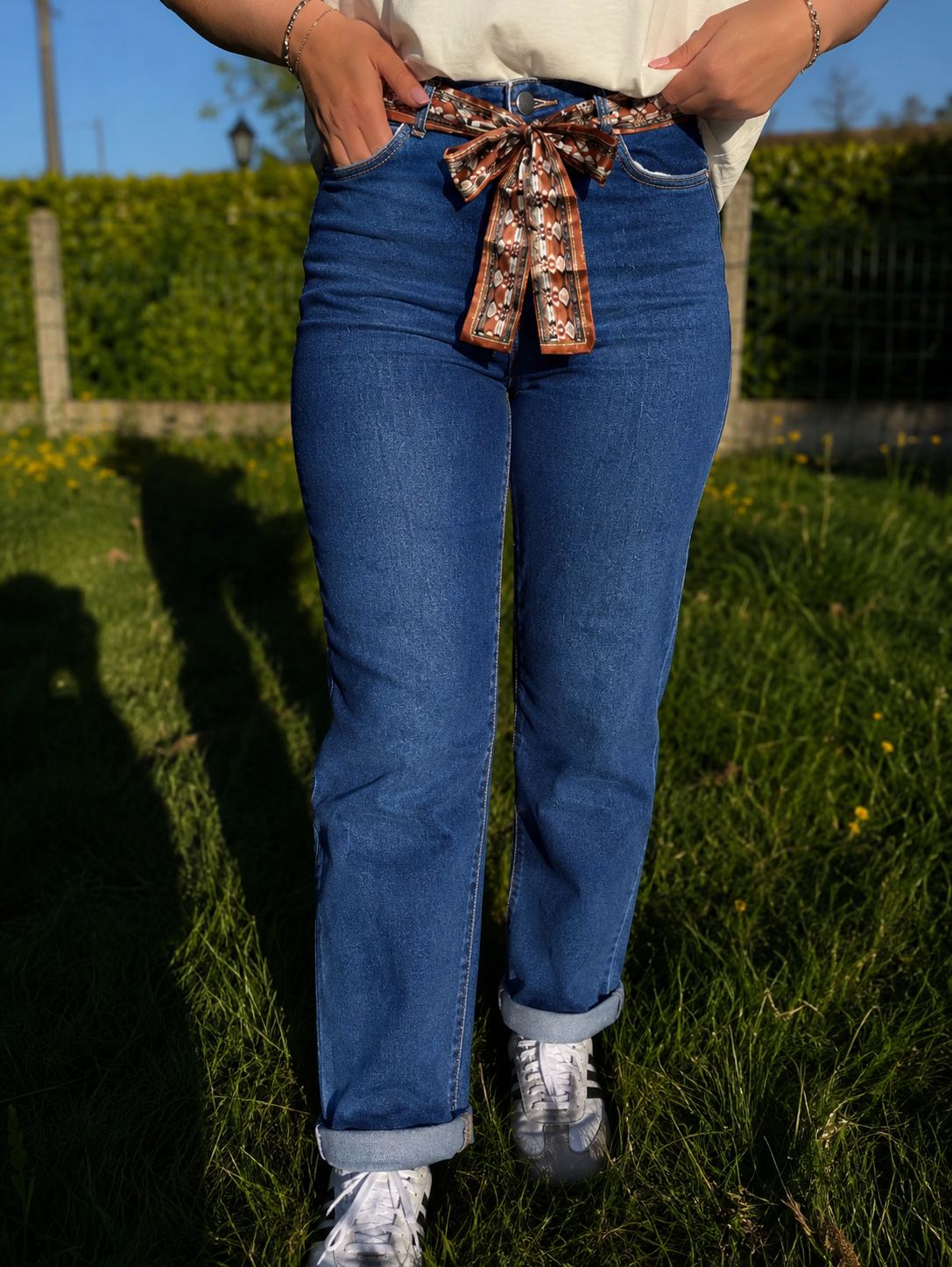 Jean mom ceinture satin