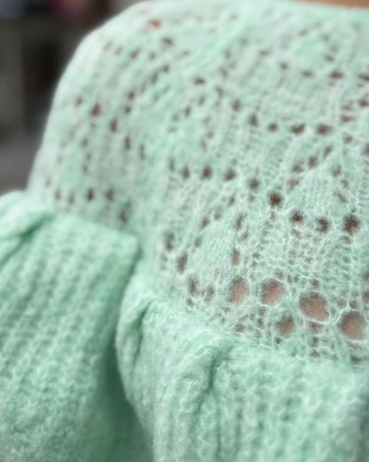 Pull turquoise avec volants