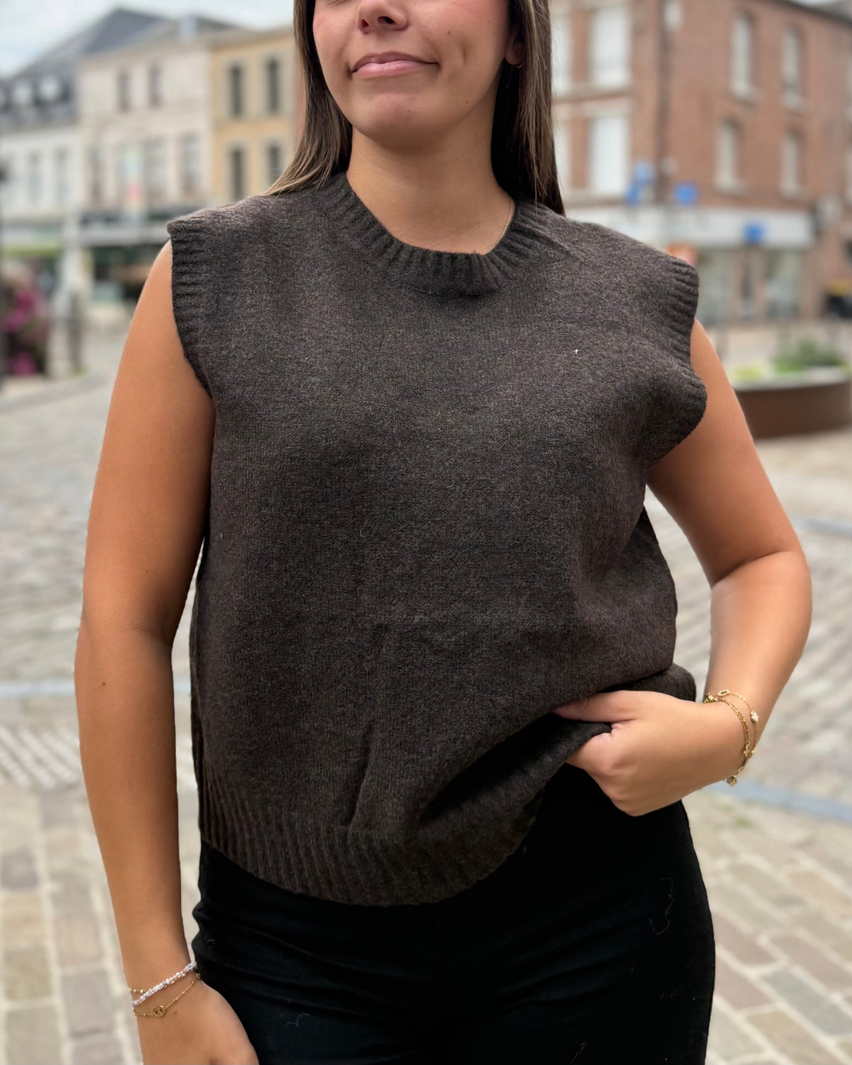 Pull marron sans manches dos ouvert