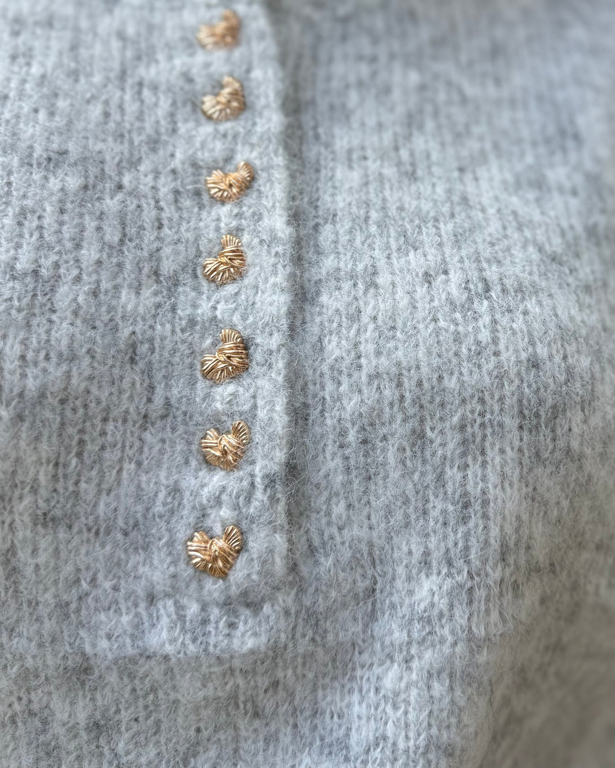 Pull sans manches boutons cœur doré