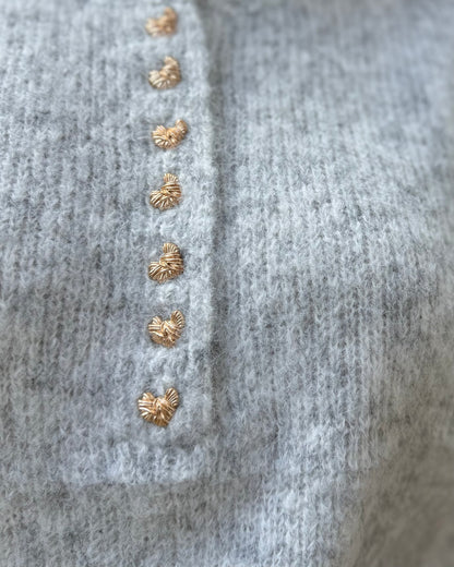 Pull sans manches boutons cœur doré