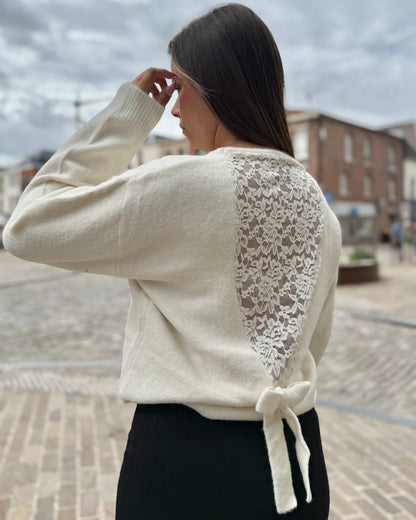 Pull crème dos dentelle