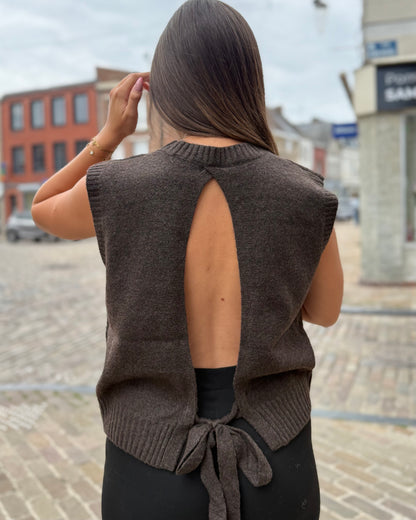Pull marron sans manches dos ouvert