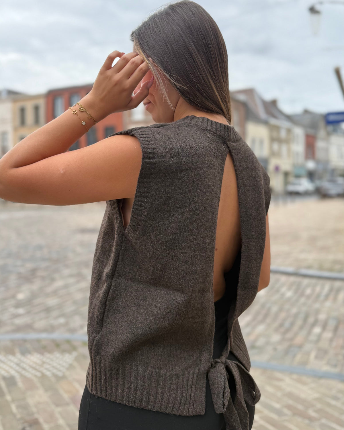 Pull marron sans manches dos ouvert