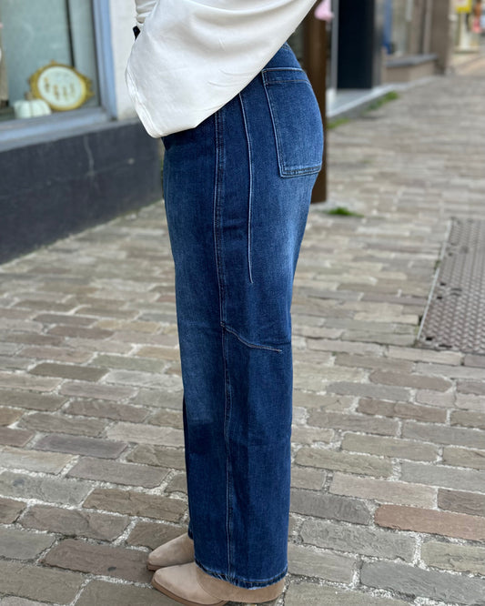 Jean baggy bleu vu de côté, avec poches et coupe large