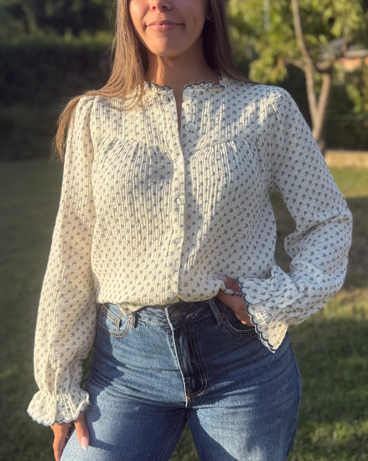 Chemise Laura écrue femme en gaze de coton à petits motifs bleu marine