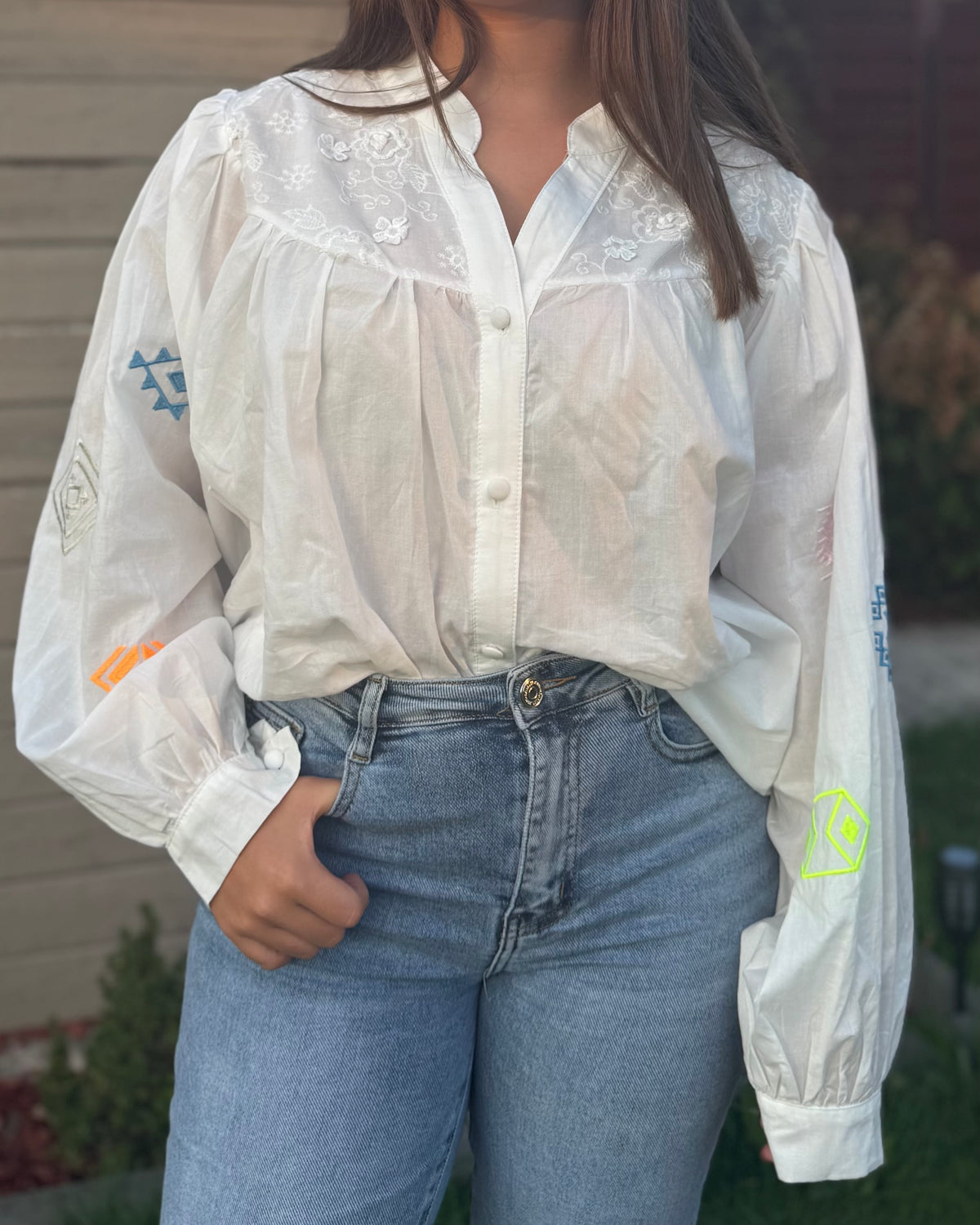 Chemise blanche brodée Sabine femme portée de face