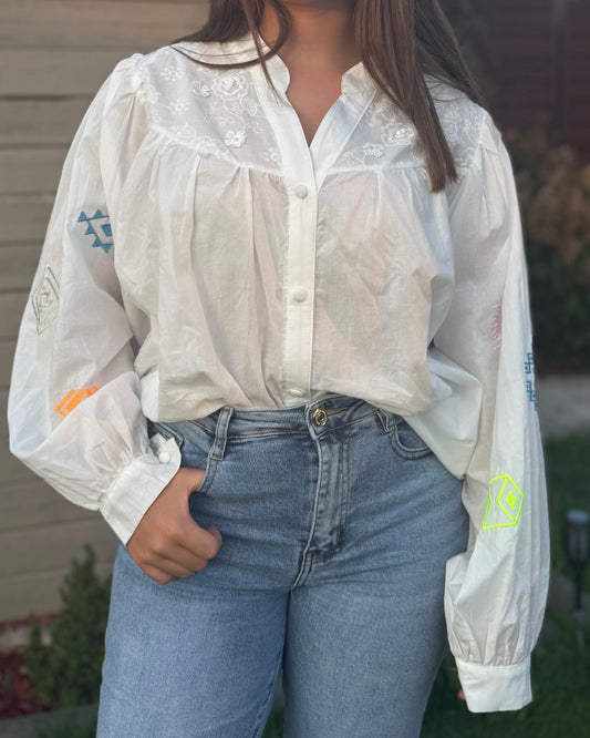 Chemise blanche brodée Sabine femme portée de face