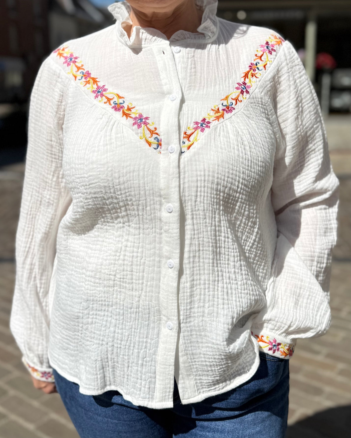 Chemisier blanc femme en gaze de coton avec broderies fleuries colorées