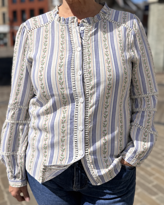Chemisier blanc femme à rayures bleues, motifs fleuris et manches longues