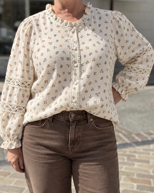 Chemisier écru femme à motifs fleuris, boutons et détails en dentelle