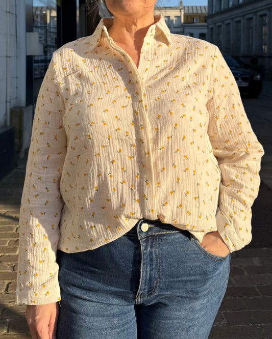 Chemisier écru femme à petits motifs jaunes porté avec jean bleu