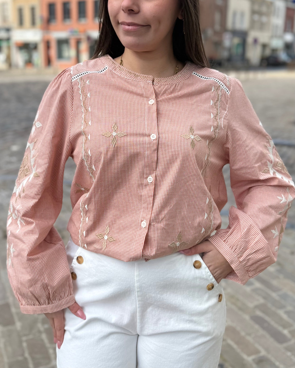 Chemisier rose à carreaux femme avec broderies fleuries et boutons
