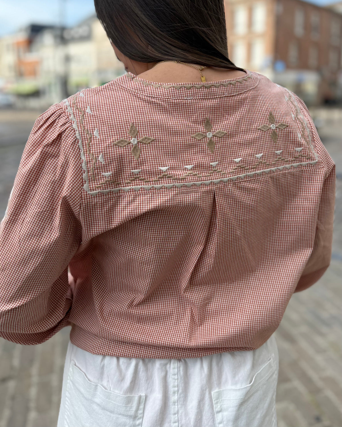 Chemisier rose à carreaux femme vue de dos avec broderies