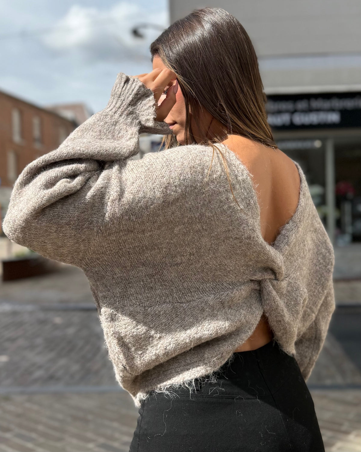 Pull taupe dos ouvert