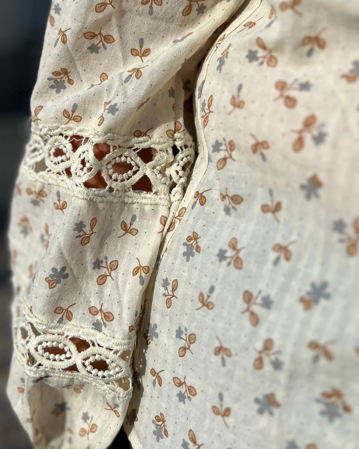 Chemise fleuris et dentelle