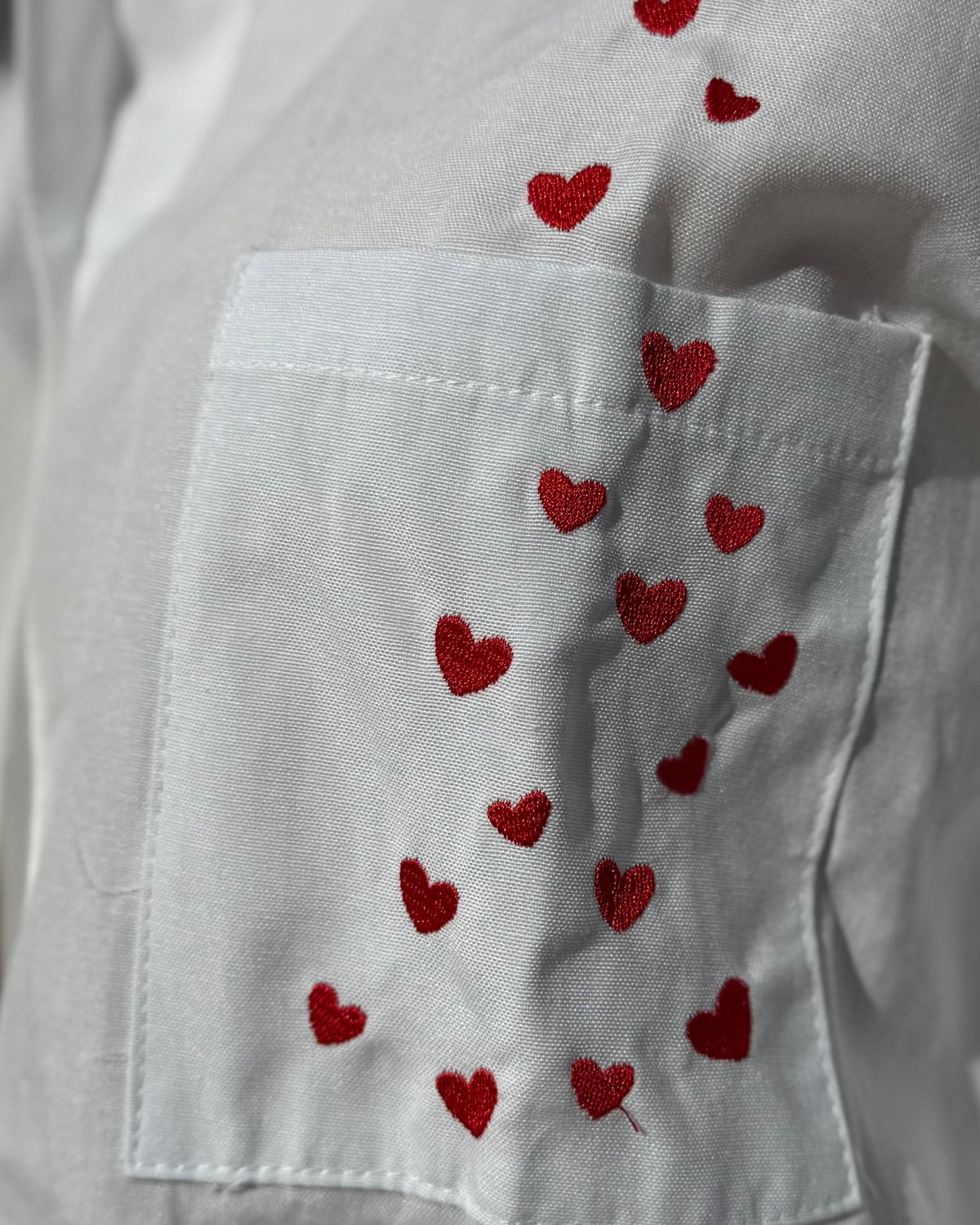 Chemise blanche cœur brodé