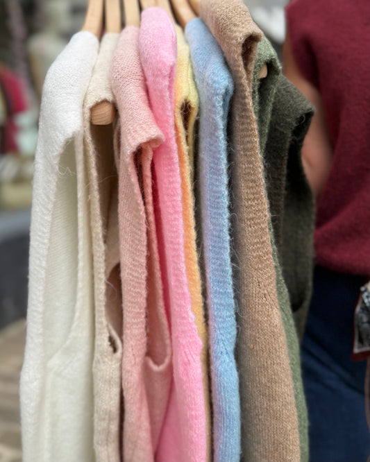 Gilets sans manches femme en maille disponibles en plusieurs couleurs