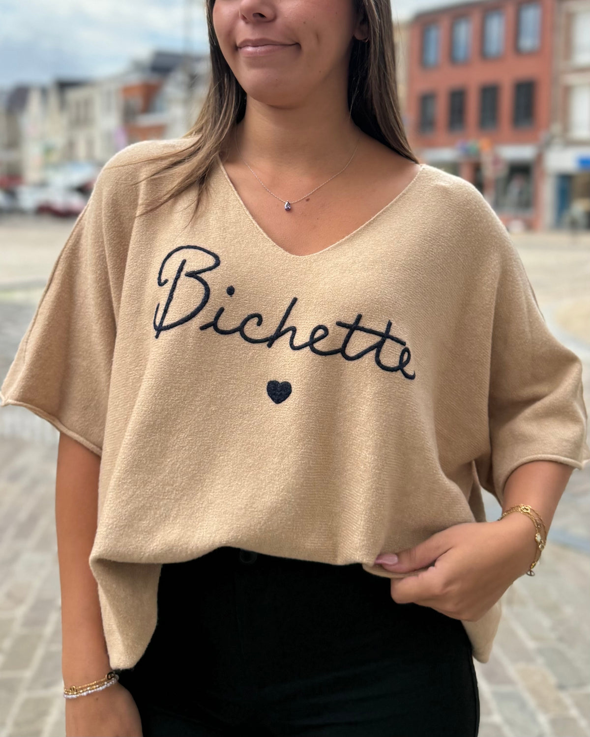 Pull beige femme avec inscription Bichette et cœur brodé