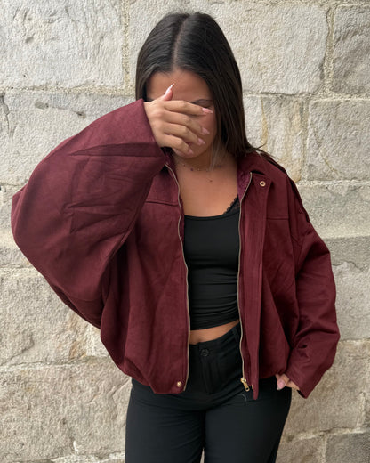 Veste bordeaux femme coupe courte portée ouverte sur top noir