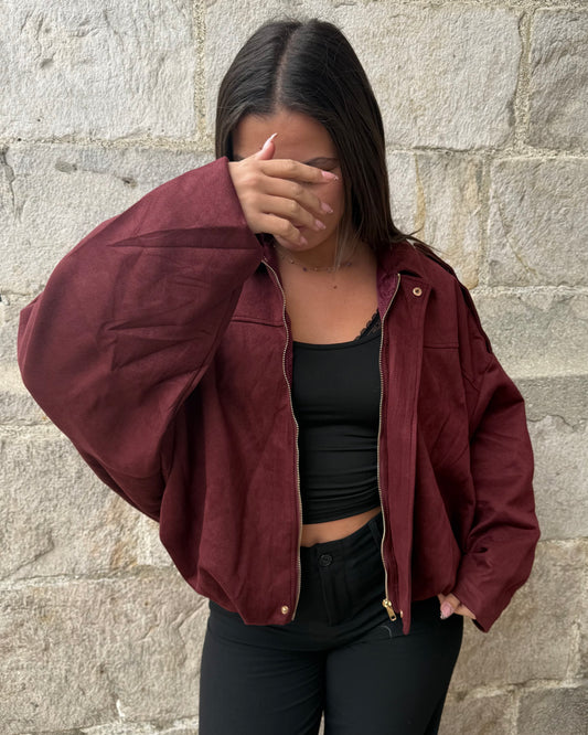Veste bordeaux femme coupe courte portée ouverte sur top noir