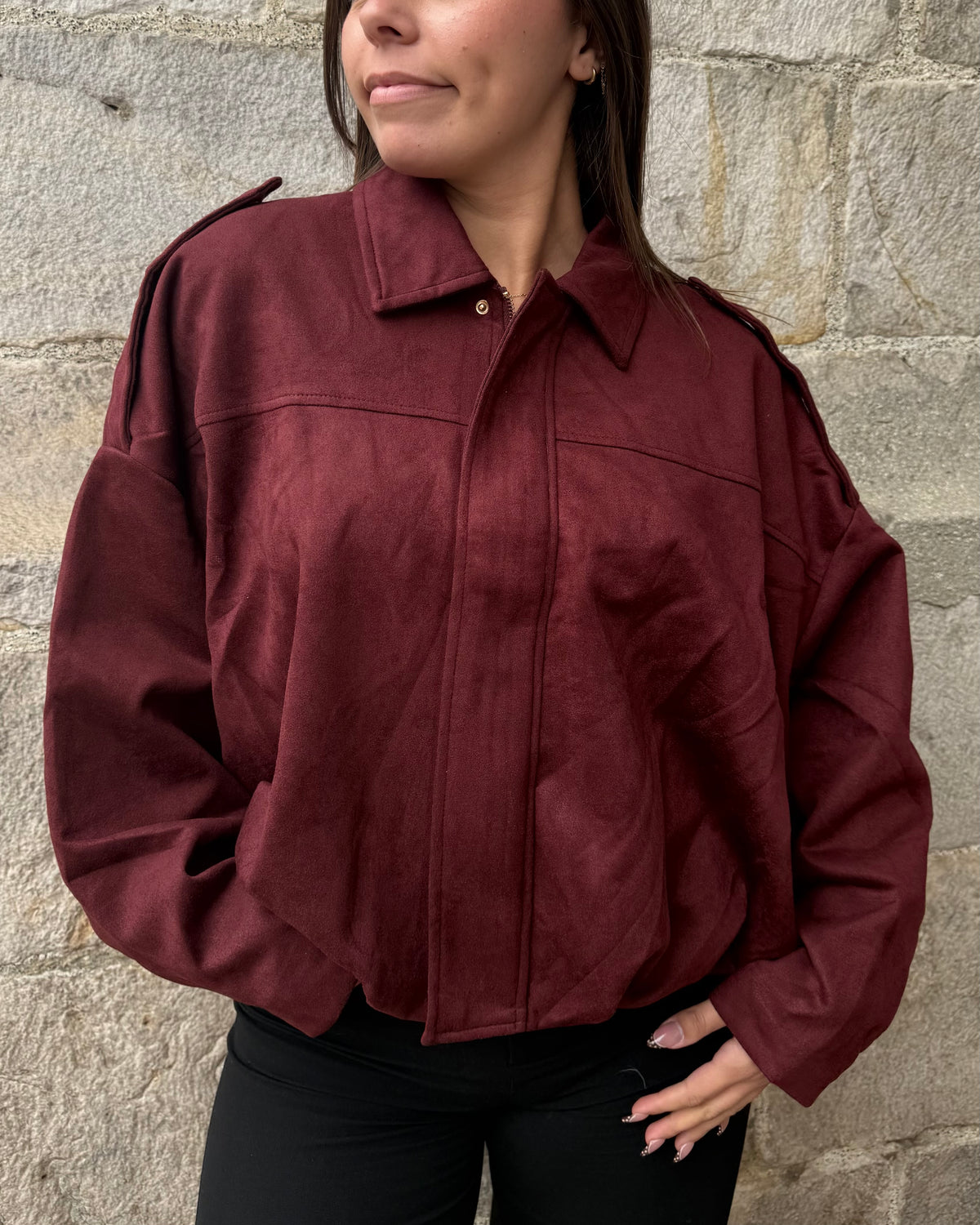 Veste bordeaux femme portée fermée avec col chemise