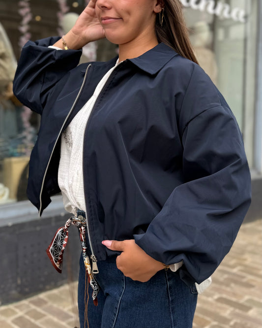 Veste courte bleu marine femme avec col chemise portée sur blouse blanche