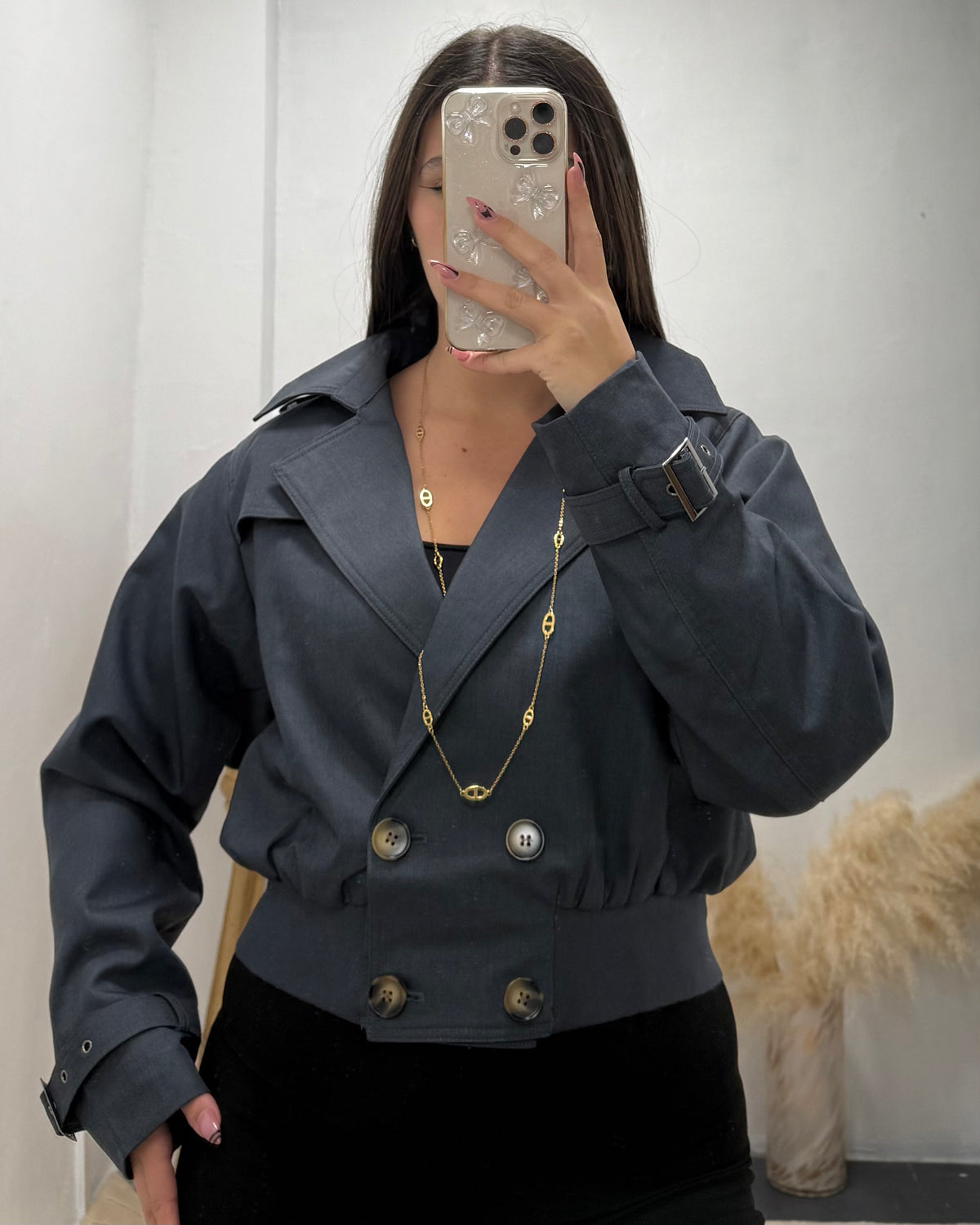 Veste courte bleu marine femme portée de face avec boutons dorés