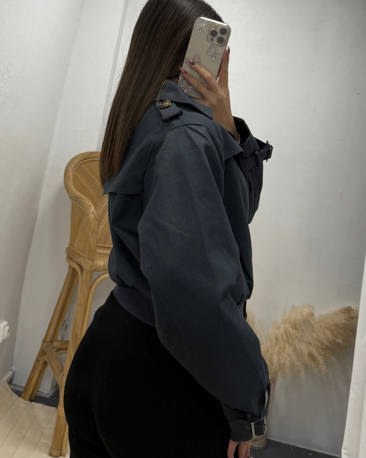 Veste courte bleu marine femme vue de profil