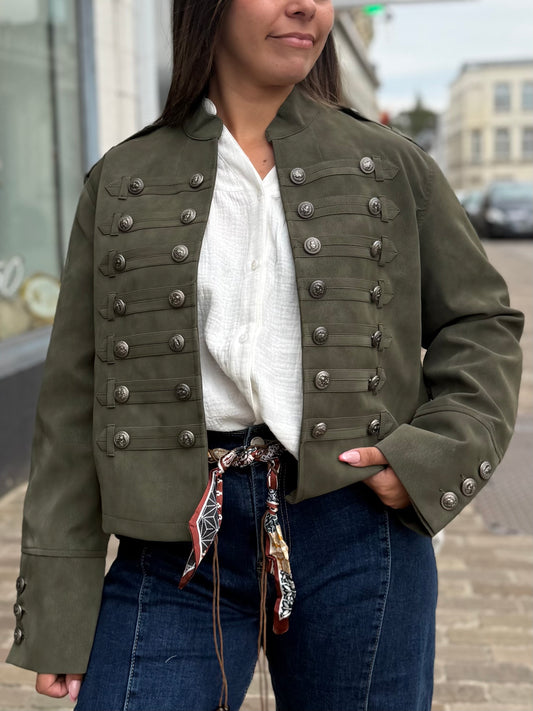 Veste kaki femme style officier avec boutons décoratifs portée de face
