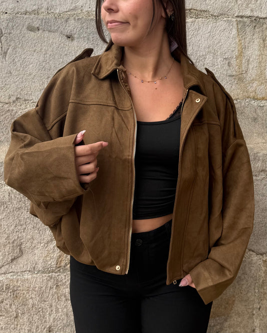 Veste marron femme coupe courte effet suédine portée ouverte
