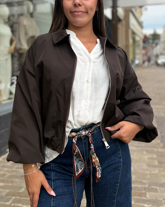 Veste marron femme coupe courte portée de face