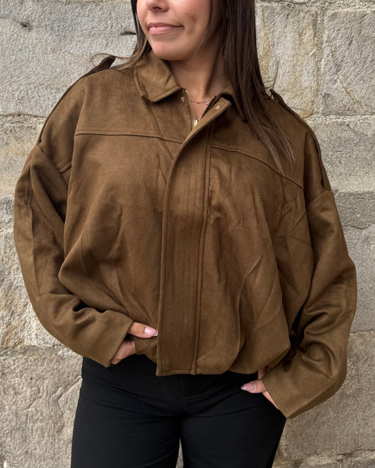 Veste marron femme en suédine portée de face