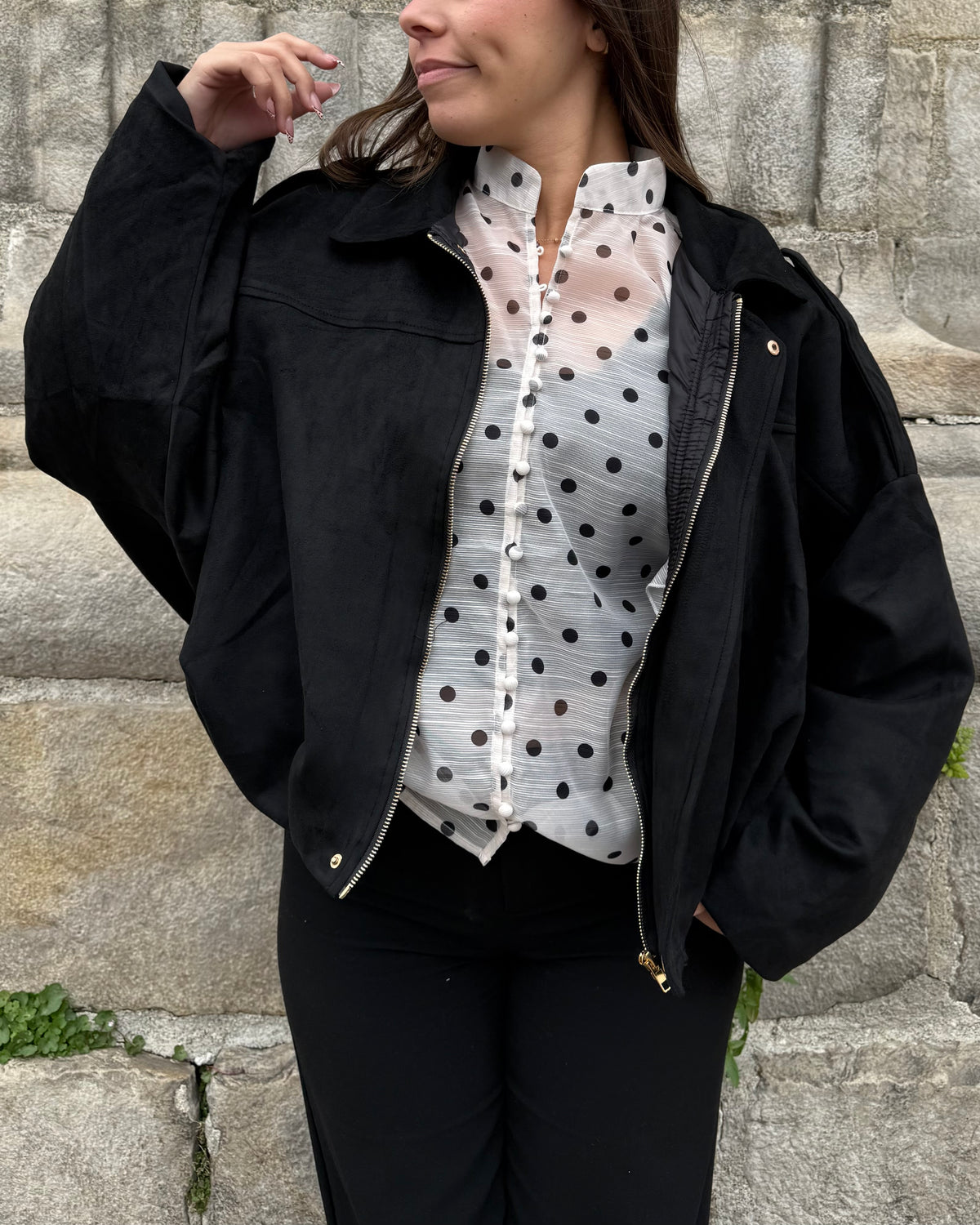 Veste noire femme coupe courte portée avec chemisier blanc à pois noirs