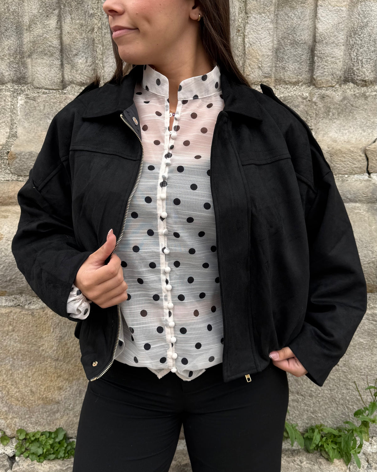Veste noire femme portée ouverte avec chemisier à pois