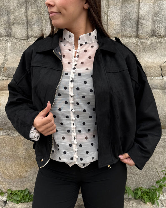 Veste noire femme portée ouverte avec chemisier à pois