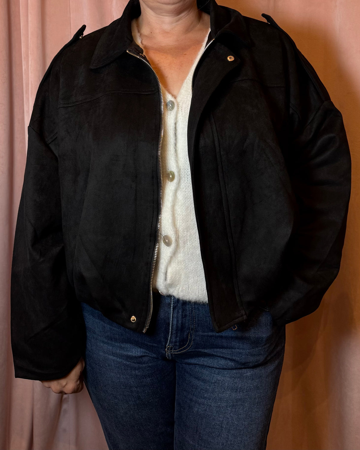 Veste noire femme portée sur blouse écrue
